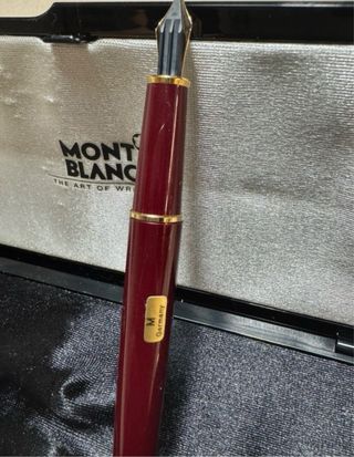 Penna Montblanc bordeaux con dettagli oro