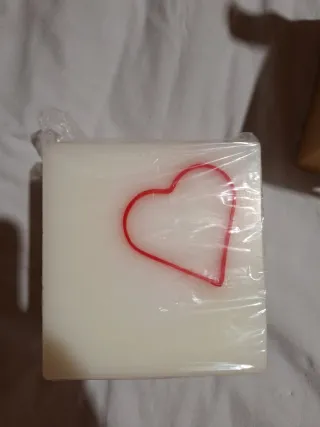 Portacandele in cera con cuore rosso