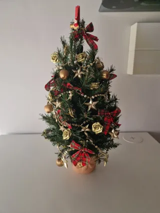 Albero di Natale con decorazioni
