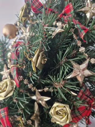 Albero di Natale con decorazioni