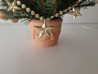 Albero di Natale con decorazioni
