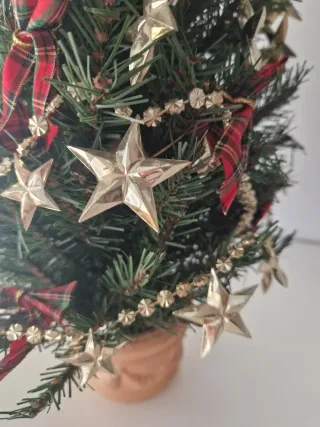 Albero di Natale con decorazioni