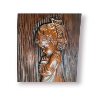 Baixo-Relevo Menina em Oração Esculpido