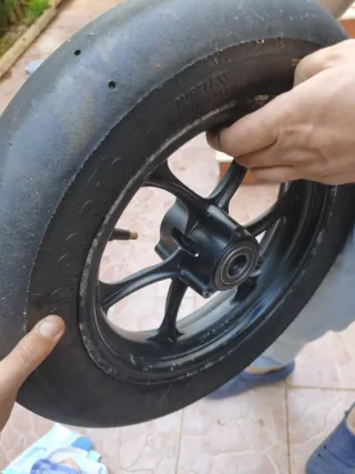 Llanta  12 pulgadas está un poco doblada