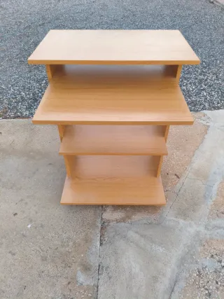 Mesa de madera con mesa de ordenador con ruedas