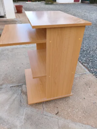 Mesa de madera con mesa de ordenador con ruedas