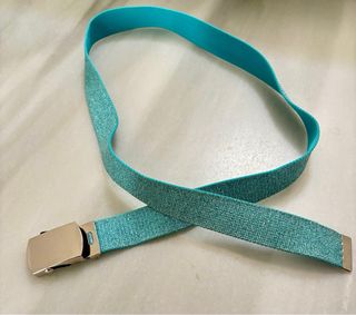 Cinturón azul cielo brillante