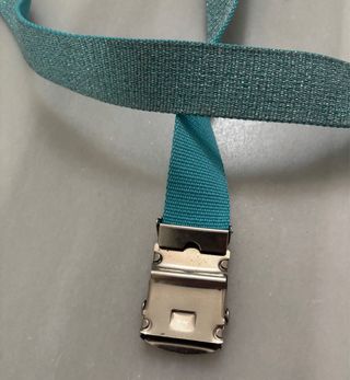 Cinturón azul cielo brillante