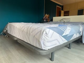 Cama doble con cabecero blanco