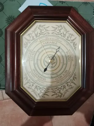 Barómetro antiguo de pared