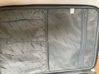 Maleta gris de viaje grande y robusta. Impecable