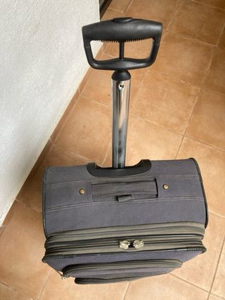Maleta gris de viaje grande y robusta. Impecable