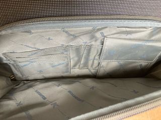 Maleta gris de viaje grande y robusta. Impecable