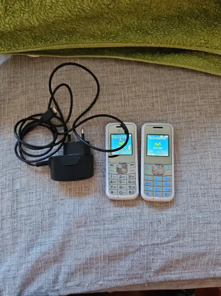 2 Móviles LG antiguos plateados y blancos