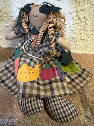 Muñeca de trapo con verduras