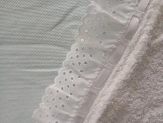 Mantita azul clarito y blanco para cuna/cochecito