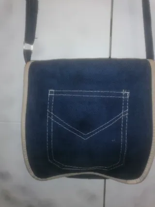 Bolso de tela vaquera con ribete beige