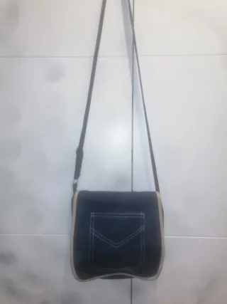 Bolso de tela vaquera con ribete beige