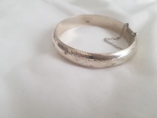 Pulsera de plata grabada