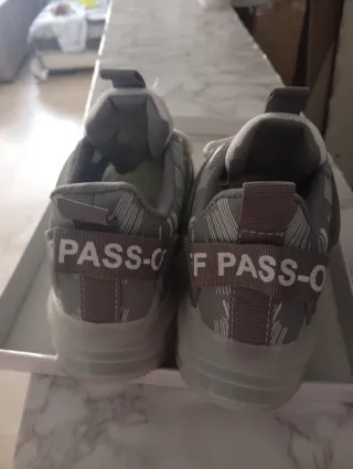 Zapatillas grises y blancas