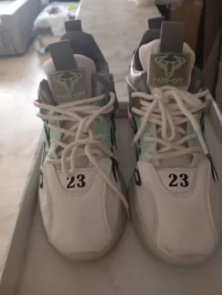 Zapatillas grises y blancas