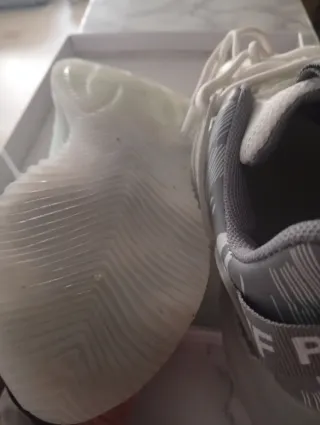 Zapatillas grises y blancas