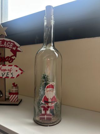 Bottiglia di Natale decorata con luci LED