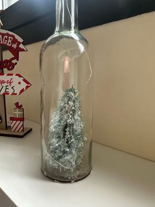 Bottiglia di Natale decorata con luci LED