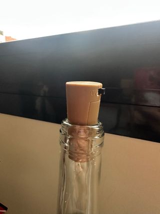 Bottiglia di Natale decorata con luci LED