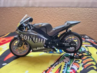 Replica dettagliata della moto Yamaha di Valentino Rossi del 2004, Altaya 1/12