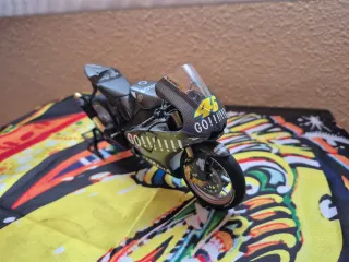 Replica dettagliata della moto Yamaha di Valentino Rossi del 2004, Altaya 1/12
