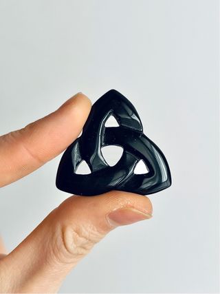 Amuleto Triqueta Celta Mineral Ónix negro