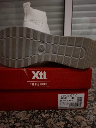 Botín blanco con pedrería