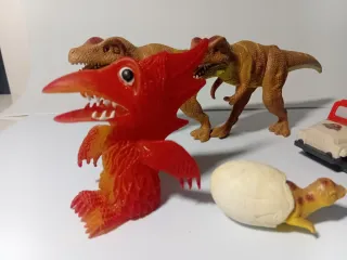 Set di figure di dinosauri e Jeep Burger King