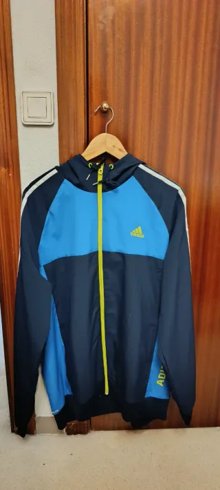 Chaqueta Adidas con capucha