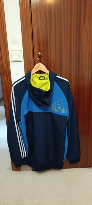 Chaqueta Adidas con capucha