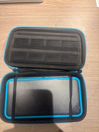 Nintendo 2DS XL Negra/Azul con funda