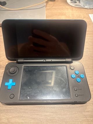 Nintendo 2DS XL Negra/Azul con funda
