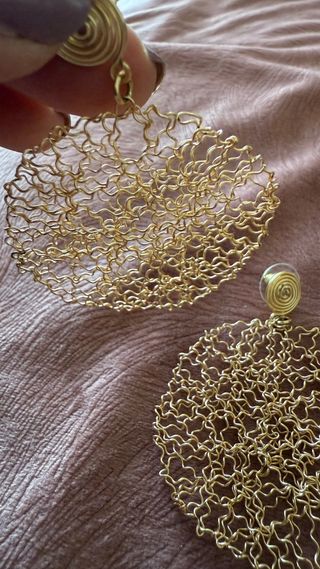 Pendientes dorados de malla