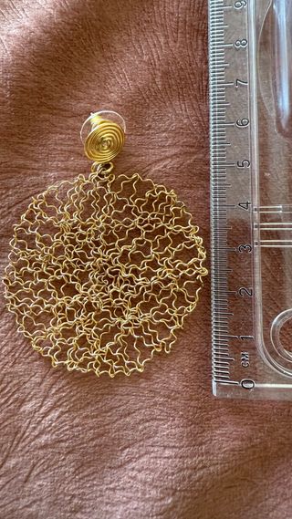 Pendientes dorados de malla