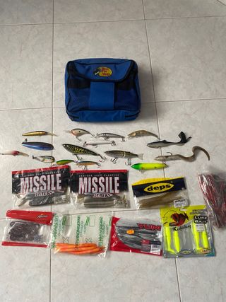 Lote bolso y señuelos pesca Bass Pro Shops