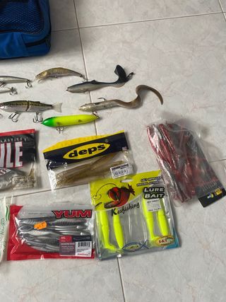 Lote bolso y señuelos pesca Bass Pro Shops