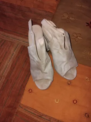 Sandali donna beige con tacco