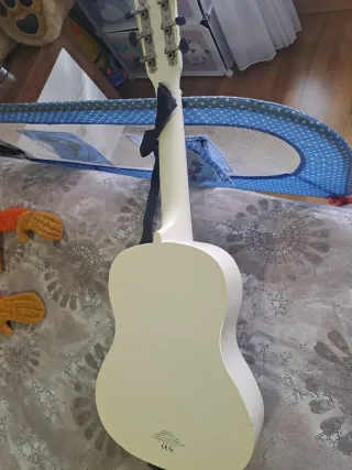 Guitarra infantil decorada con estrellas