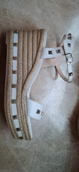 Sandalias Lodi Plataforma Tachuelas Blancas