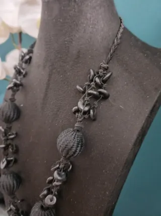 Collana nera con perle