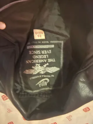 Chaqueta de cuero negra estilo motero