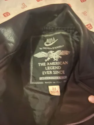 Chaqueta de cuero negra estilo motero