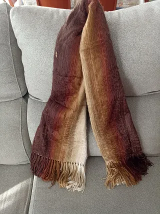 Bufanda marrón, beige y blanca con flecos