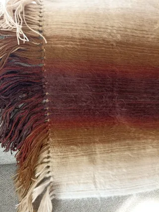 Bufanda marrón, beige y blanca con flecos